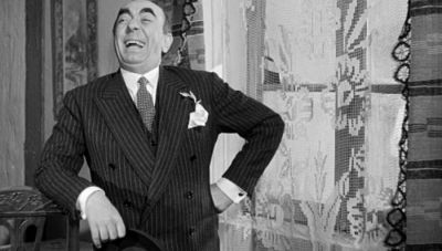 Ο αξέχαστος Διονύσης Παπαγιαννόπουλος πλένει πιάτα με ένα τσιγάρο στο στόμα (φωτο)