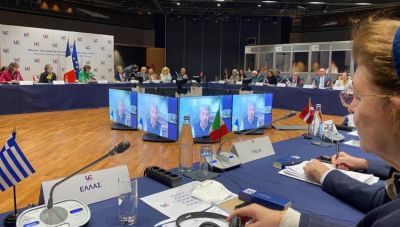 Η Μενδώνη υπέγραψε τη Διακήρυξη για την Αλληλεγγύη στην Ουκρανία