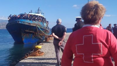 Χανιά: Στο λιμάνι της Παλαιόχωρας αποβιβάζονται οι μετανάστες