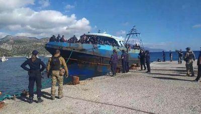 Παλαιόχωρα: Αποβιβάστηκαν όλοι οι μετανάστες από το σαπιοκάραβο-15χρονος μεταφέρθηκε στο ΠΑΓΝΗ