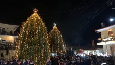 Άρωμα γιορτών στο χωριό Ταξιάρχης Χαλκιδικής: Άναψε το 1ο χριστουγεννιάτικο δέντρο στην Ελλάδα