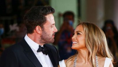 Εμφάνιση με μαύρα σύνολα για Λόπεζ και Άφλεκ στην επίδειξη μόδας του Ραλφ Λόρεν