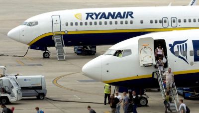 Ryanair: Τι «απαντά» το υπουργείο Τουρισμού στην εταιρεία που κλείνει τη βάση της στην Αθήνα
