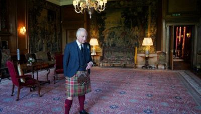 Με κιλτ στο κοινοβούλιο της Σκωτίας ο βασιλιάς Κάρολος