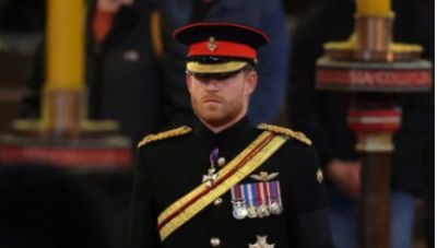 Πρίγκιπας Χάρι: Αφαίρεσαν τα αρχικά της βασίλισσας Ελισάβετ από τη στολή του