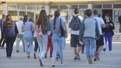 Θέλουν να σπουδάσουν, αλλά δεν φιλοδοξούν να βρουν καλά αμειβόμενες δουλειές – Μελέτη ΙΟΒΕ για 15χρονους