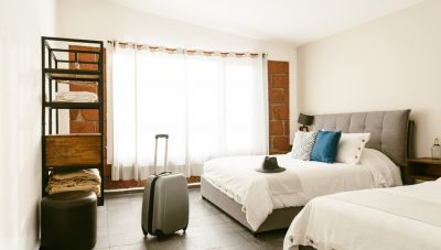 Υποχρεωτική η συλλογική σύμβαση εργασίας στα ξενοδοχεία – 5% και 5,5% αυξάνονται οι μισθοί τη διετία