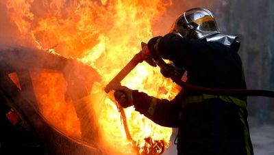 Ηράκλειο: Φωτιά σε αυτοκίνητο προκάλεσε ζημιές σε δίκυκλο και σπίτι