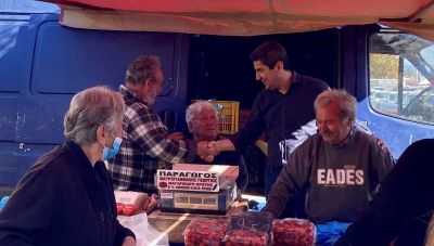 Στη λαϊκή αγορά της Νέας Αλικαρνασσού ο Λευτέρης Αυγενάκης