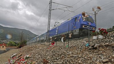 Η στιγμή που το τρένο Intercity περνάει από το σημείο της τραγωδίας στα Τέμπη (βίντεο)