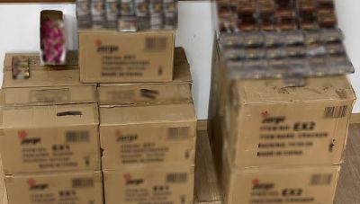 Μυλοπόταμος: Του πέρασαν χειροπέδες πριν ρίξει στην αγορά πάνω από 114.000 κροτίδες