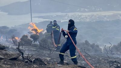 Συνεχίζεται η μάχη με τις φλόγες στην 'Ανδρο- Αναζωπυρώσεις σε Έβρο και Πάρνηθα