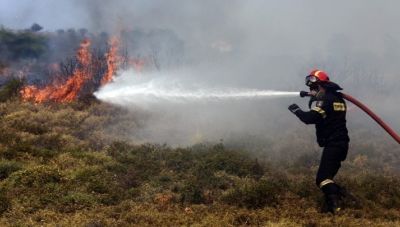 Φωτιά στον Ασπρόπυργο- Μάχη των πυροσβεστών για να μην επεκταθεί