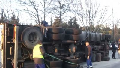 Καραμπόλα έξι ΙΧ και ανατροπή φορτηγού τα ξημερώματα στη λεωφόρο Αθηνών