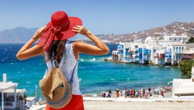 Ελληνικός τουρισμός: Έσοδα κάτω από το ρεκόρ του 2019, αισιοδοξία για το 2023