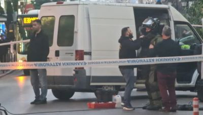 Βίντεο από τη στιγμή που άνδρας αφήνει το ύποπτο δέμα, που τελικά ήταν σουβλάκια, στο ρωσικό προξενείο