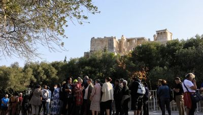 Guardian: Θεαματική η τουριστική ανάκαμψη της Ελλάδας