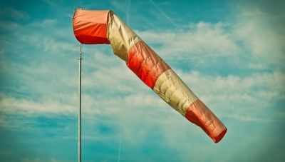 Με συννεφιά και πολύ αέρα το πέταγμα του χαρταετού-Που θα βρέξει