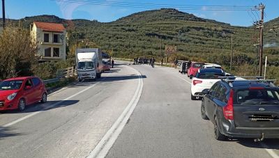 Χανιά: Τροχαίο μετά από σύγκρουση οχημάτων στο Κολυμπάρι – Δύο τραυματίες (φωτό)
