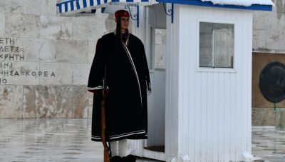 Κακοκαιρία: Αγέρωχοι στις χαμηλές θερμοκρασίες οι Εύζωνες της Προεδρικής Φρουράς