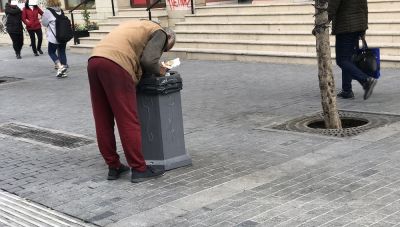 Ο «αόρατος» άνθρωπος που αναζητά αποφάγια στα σκουπίδια στο κέντρο του Ηρακλείου