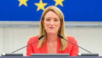 Ρομπέρτα Μέτσολα: Συμμετείχε  σε «βακχικό» συμπόσιο στην Βουργουνδία χωρίς να το δηλώσει, γράφει το Politico