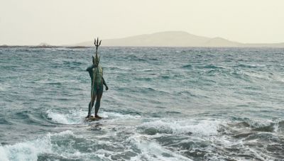 Ισπανία: Το άγαλμα του Ποσειδώνα που εμφανίζεται και χάνεται μέσα στη θάλασσα