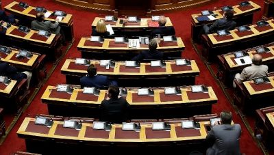 Η προεκλογική περίοδος ξεκίνησε με σκληρό ροκ- Σκηνικό πόλωσης μέσα και έξω από τη Βουλή