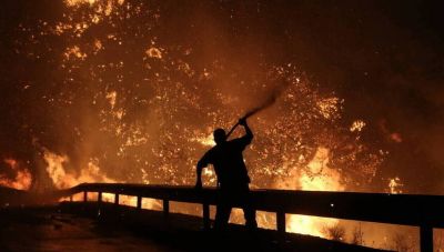 Εύβοια: Μεγάλη φωτιά – Κάηκαν δύο σπίτια στη Χαραυγή (βίντεο)