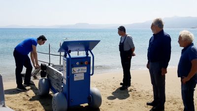 Σητεία: Παραλήφθηκε μηχάνημα για την αυτόνομη πρόσβαση ΑμεΑ στη θάλασσα
