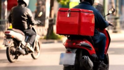 Θεσσαλονίκη: Στο νοσοκομείο διανομέας με ηλεκτρικό ποδήλατο – Συγκρούστηκε με μοτοσικλέτα