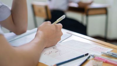 Απεργία ΟΛΜΕ και ΔΟΕ για τις εξετάσεις της ελληνικής Pisa-Κατεπείγουσα αγωγή από την Κεραμέως