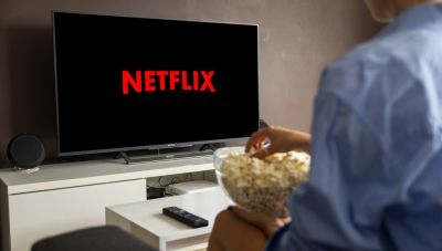 Netflix: Η επιδείνωση της οικονομικής κατάστασης των πελατών της αποτελεί… ευλογία