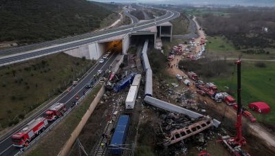 Σε εθνική τραγωδία εξελίσσεται η σύγκρουση τρένων στα Τέμπη με τους δεκάδες νεκρούς και τραυματίες (Φωτό + βίντεο)