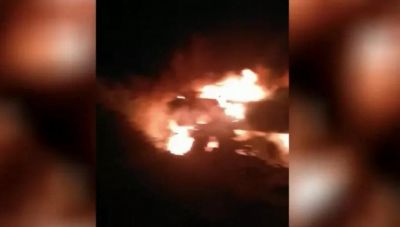 Η στιγμή που βαγόνια τυλίγονται στις φλόγες μετά τη σύγκρουση των τρένων έξω από τη Λάρισα (Βίντεο)