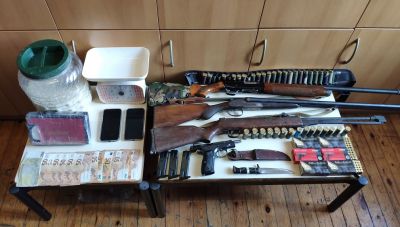 Ρέθυμνο: Με χειροπέδες για πάνω από 1 κιλό κοκαΐνης και όπλα