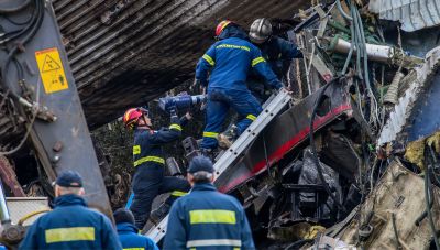 Στο τρίτο βαγόνι επικεντρώνονται οι έρευνες-Λυγίζουν ακόμη και οι ιατροδικαστές από τις μακάβριες εικόνες