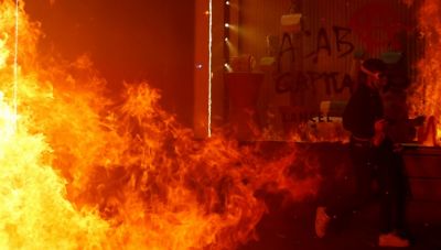 Η Γαλλία φλέγεται: Αστυνομία και εκατομμύρια πολίτες συγκρούονται στους δρόμους