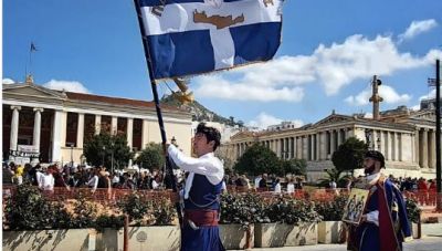 Ο Νίκος Παπαδάκης παρέλασε στην Αθήνα με τη σημαία της Παγκρητίου Ενώσεως