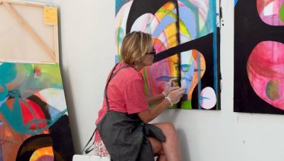 Η Σάρον Στόουν ζωγραφίζει με πάθος και εκθέτει τα έργα της