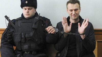 Ρωσία: Έβγαλαν με τη βία τον Αλεξέι Ναβάλνι από το κελί του
