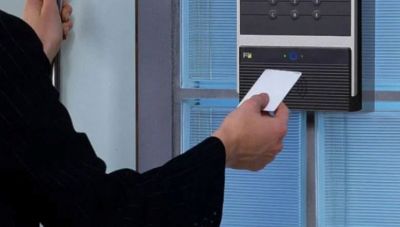 Ψηφιακή Κάρτα Εργασίας: Από 1η Ιουλίου η εφαρμογή σε βιομηχανία και λιανεμπόριο