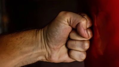 Πάτρα: Σοκάρει περιστατικό ενδοοικογενειακής βίας - Έσπαγε πιάτα στο κεφάλι της συζύγου του