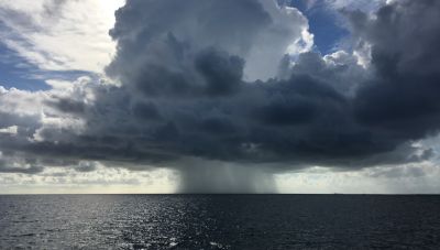 Ο «πολικός αεροχείμαρρος» φέρνει καταιγίδες, χιόνια και «βουτιά» της θερμοκρασίας