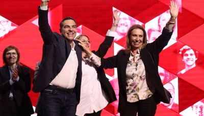 Στέφανος Κασσελάκης: «Αλέξη, έλα πάνω» - Η στιγμή που ο Τσίπρας ανεβαίνει στο βήμα (ΒΙΝΤΕΟ)