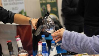 Iταλία: Εστιατόριο κερνάει τους πελάτες ένα μπουκάλι κρασί εφόσον δεν έχουν κινητό