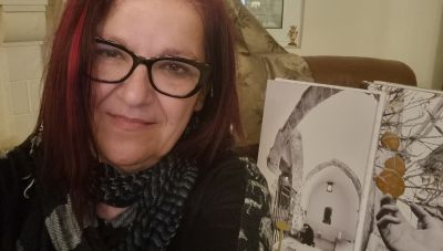 Η Εύα Καπελλάκη - Κοντού μας προτρέπει να πάμε «Από το σκοτάδι… στο φως»