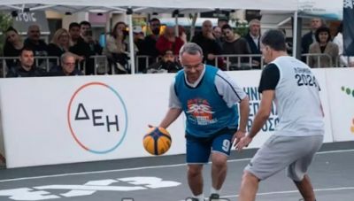 Ο Χρήστος Σταϊκούρας έπαιξε μπάσκετ σε ομάδα 3X3 (ΒΙΝΤΕΟ)