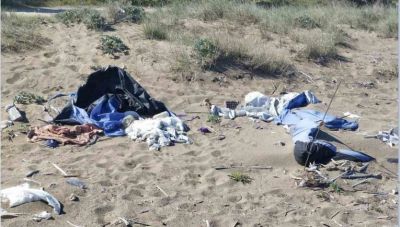 Η εθελοντική ομάδα ΑΤΑΧΤΟΙ καθαρίζει την παραλία της Αμμουδάρας