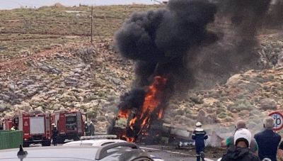 Hράκλειο: Φορτηγό άρπαξε φωτιά στο ΒΟΑΚ-Κυκλοφοριακό πρόβλημα (ΦΩΤΟ)